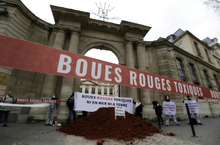 Des activistes déversent de la boue rouge devant le ministère de l'Ecologie le 12 février 2019 à Paris