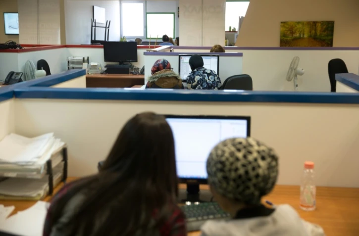 Des juives ultra-orthodoxes travaillent sur ordinateur dans l'espace de travail de Comax à Holon près de Tel Aviv le 17 avril 2016