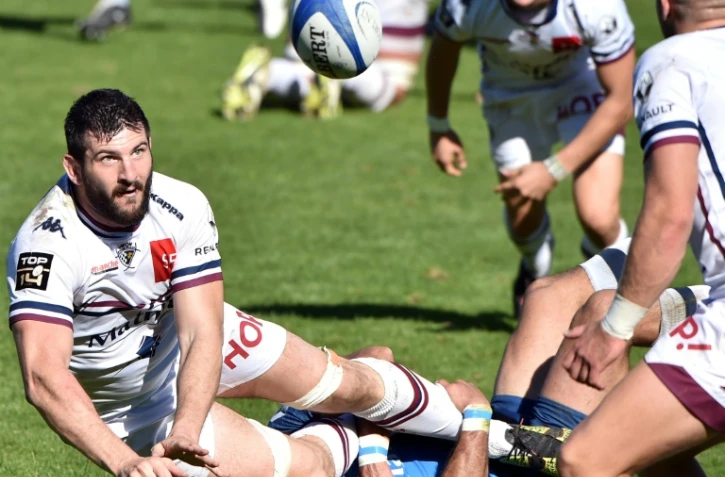 Le N.8 de Bordeaux-Bègles Loann Goujon (g) passe le ballon lors du match face aux Castrais, le 30 octobre 2016 à Castres
