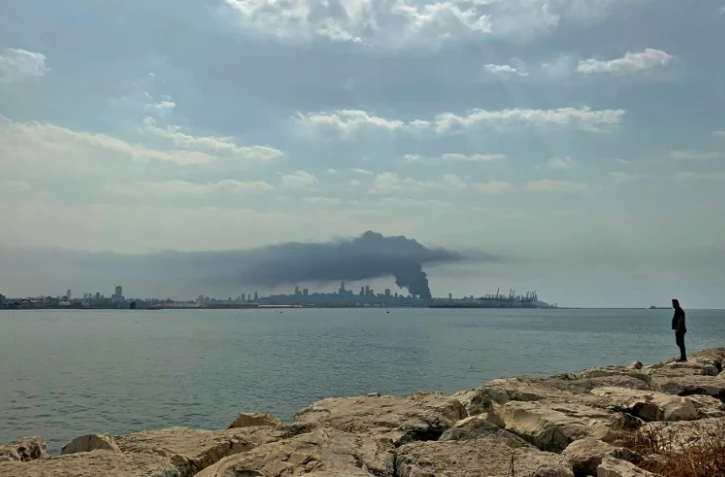 Colonne de fumée noire se dégageant de l'incendie au port de Beyrouth. Photo prise le 10 septembre 2020 de Dbayeh, au nord de Beyrouth
