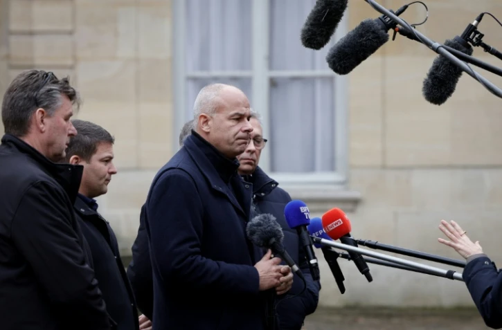 Le président de la FNSEA Arnaud Rousseau (C) s'adresse à la presse après une réunion avec le Premier ministre Sébastien Lecornu à l'Hôtel Matignon, à Paris, le 19 décembre 2025