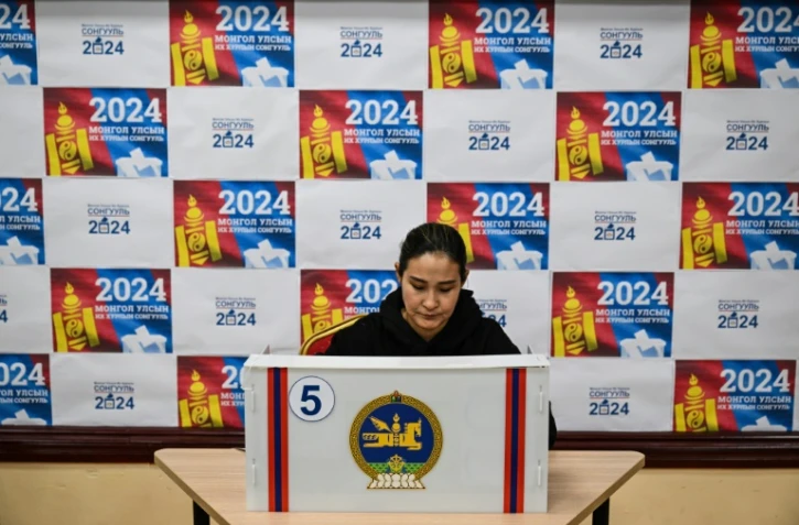 Une électrice vote lors des législatives à Oulan-Bator, le 28 juin 2024 en Mongolie
