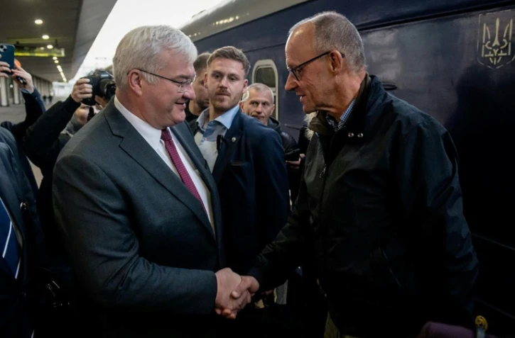 Le chancelier allemand Merz en visite en Ukraine, un pont de Kiev attaqué de nouveau
