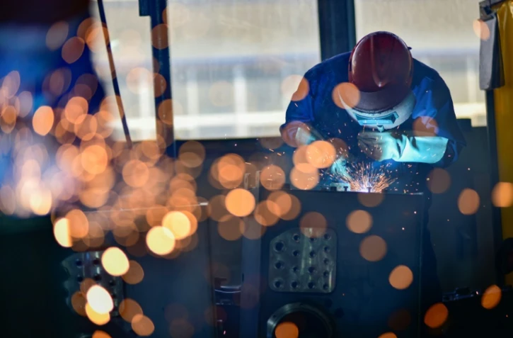 Des ouvriers soudent des pièces dans une usine qui produit des cabines de pelleteuses à Qingzhou, dans la province du Shandong (est de la Chine), le 31 octobre 2024