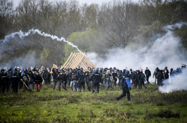 Des zadistes transportent une charpente, symbolisant la reconstruction de squats dans la ZAD de Notre-Dame-des-Landes, le 15 avril 2018