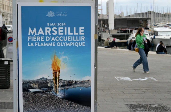 Une affiche "Marseille est fière d'accueillir la flamme olympique" sur le Vieux-Port, le 6 mai 2024 à Marseille