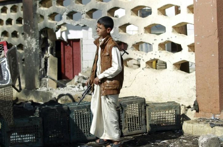 Un jeune yémenite devant la mosquée al-Nour à Sanaa le 7 octobre 2015 après une attaque suicide