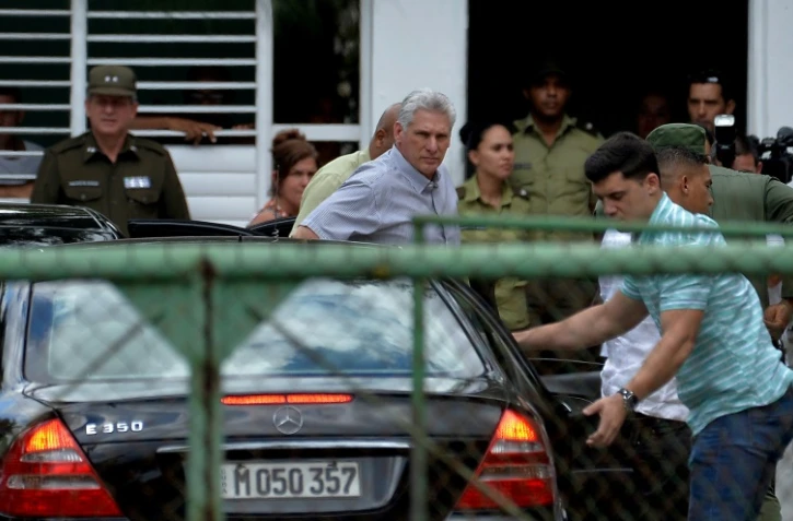 Le président cubain Miguel Diaz-Canel arrive à l'Institut de médecine légale pour rencontrer des parents des victimes de crash, à La Havane le 19 mai 2018