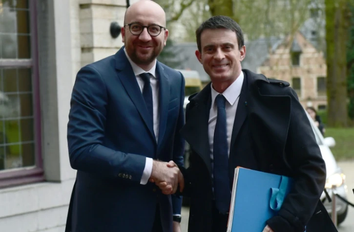 Les Premiers ministres belge et français, Charles Michel (g) et Manuel Valls (d) à Bruxelles, le 1er février 2016