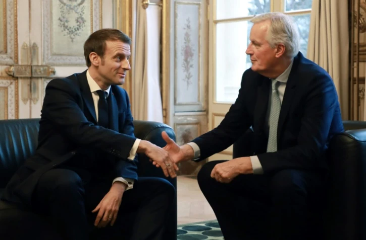 Emmanuel Macron (g) avec Michel Barnier (d), alors  Négociateur en chef de l'Union européenne chargé de la préparation des relations futures avec le Royaume-Uni, à l'Elysée le 31 janvier 2020