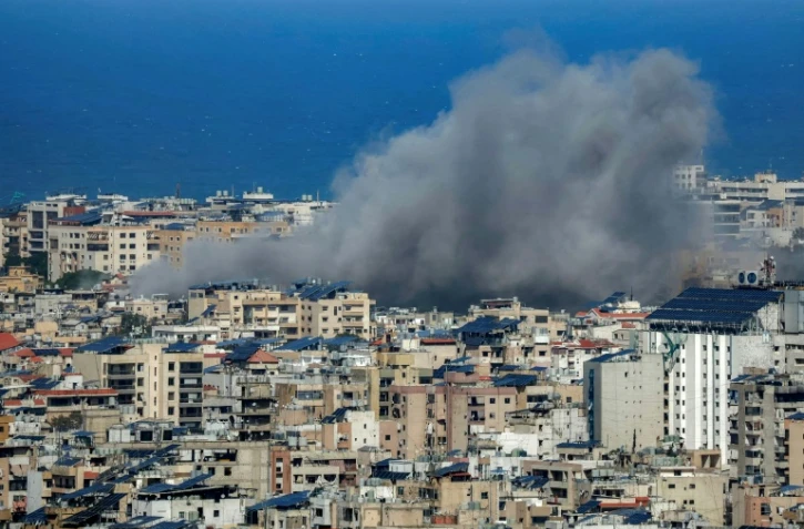 Panaches de fumée au-dessus de la banlieue sud de Beyrouth après des frappes israéliennes, le 30 mars 2026
