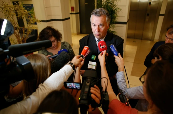 Le médiateur Francis Amand s'adresse aux journalistes après les négociations entre les représentants des producteurs de lait et ceux du groupe agro-alimentaire Lactalis, à l a Maison du Lait à Paris le 25 août 2016