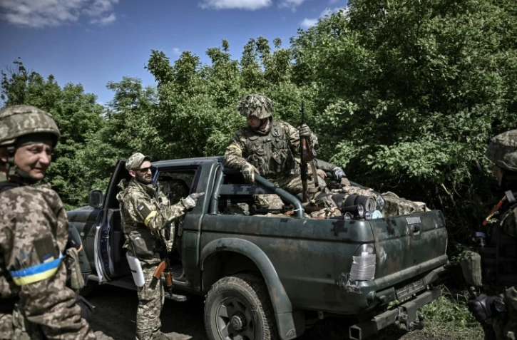 Des soldats ukrainiens s'apprêtent à partir pour le front près de Lyssytchansk, dans l'est de l'Ukraine, le 23 mai 2022