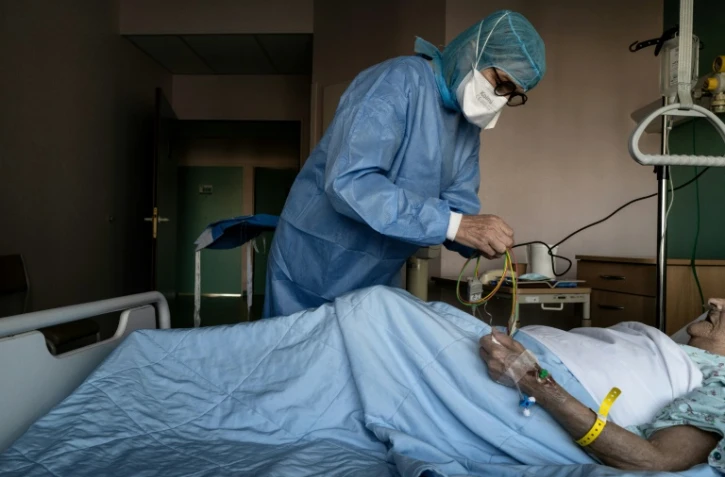 Un malade du Covid est traité le 6 novembre 2020 à l'hôpital  Privé de la Loire, à Saint-Etienne