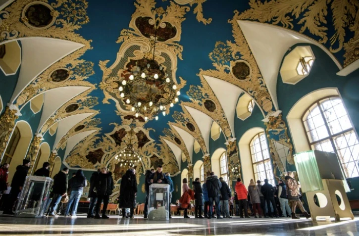 Dans un bureau de vote installé dans la gare Kazansky de Moscou, le 18 mars 2018