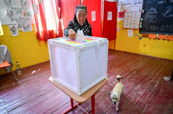 Une électrice vote au premier tour de la présidentielle dans le village de Popesti, le 4 mai 2025 en Roumanie