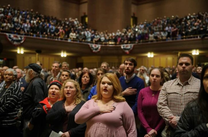Des milliers de personnes réunies au Soldiers and Sailors Memorial Hall de Pittsburg, pour rendre hommage aux victimes de l'attaque de la synagogue "Tree of Life", à Pittsburg, le 28 octobre 2018