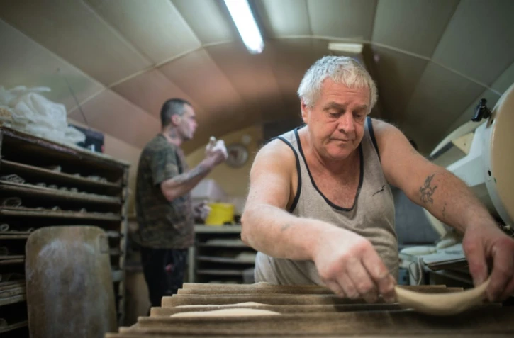 Michel Flamant (d) et Jérôme Aucant travaillent dans leur boulangerie, le 23 mars 2016 à Dole, dans le Jura