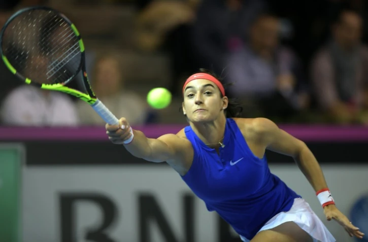 La Française Caroline Garcia face à la Tchèque Karolina Pliskova en finale de la Fed Cup, le 13 novembre 2016 à Strasbourg
