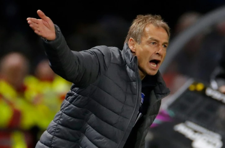 Jürgen Klinsmann, alors entraîneur du Hertha Berlin, donne des instructions lors du match contre Schalke 04, en Bundesliga, le 31 janvier 2020 à Berlin  