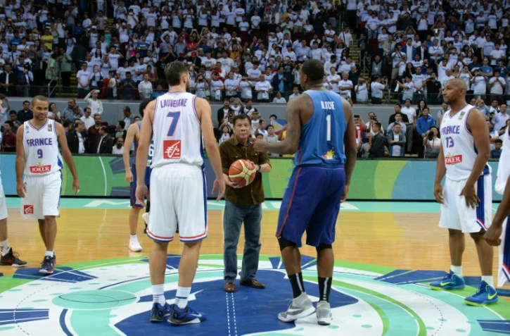 Le président philippin donne le coup d'envoi du match entre la France et les Philippines, au Tournoi de qualification olympique, à Manille le 5 juillet 2016