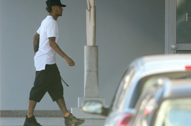 La star brésilienne Neymar Jr à son arrivée à l'aéroport de Porto, quelques heures après son départ de Barcelone, le 2 août 2017