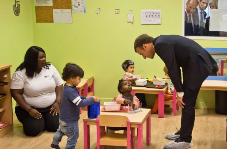 Le président Emmanuel Macron dans une crèche de Gennevilliers au nord de Paris, le 17 octobre 2017