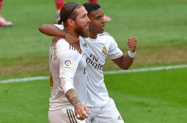 Le capitaine du Real Madrid Sergio Ramos (g) félicité par l'attaquant brésilien Rodrygo après avoir transformé un penalty contre l'Athletic Bilbao, le 5 juin 2020 à Bilbao