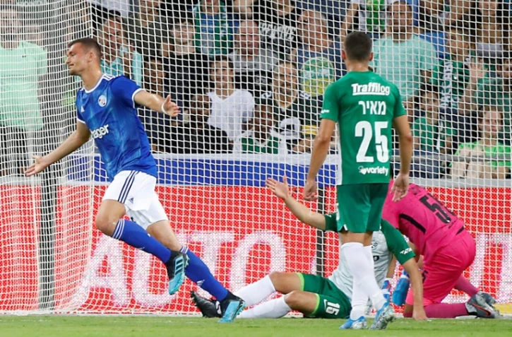 L'attaquant de Strasbourg Ludovic Ajorque (g) ouvre la marque sur le terrain du Maccabi Haïfa au 2e tour préliminaire retour de la Ligue Europa, le 1er août 2019