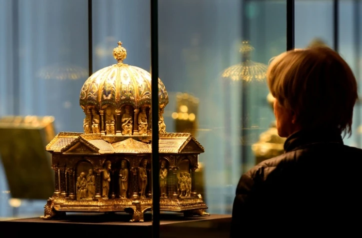 Un visiteur du musée des Arts décoratifs à Berlin regarde un reliquaire du Trésor des Guelfes le 24 février 2015