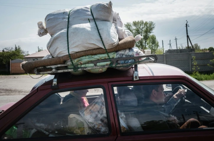Des Ukrainiens évacués de la ville de Lyman arrivent en voiture à Raihorodok, le 2 mai 2022