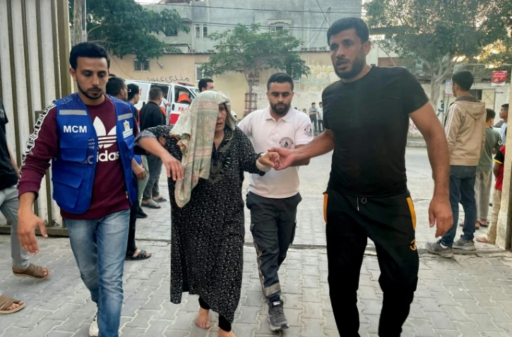 Une femme blessée pendant un bombardement israélien arrive à l'hôpital koweïtien de Rafah, dans la bande de Gaza, le 21 octobre 2023