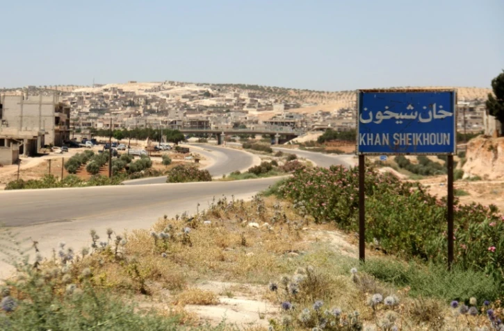 Un panneau à l'entrée de la localité de Khan Cheikhoun, le 12 juillet 2017, où l'armée syrienne est soupçonnée d'avoir mené une attaque chimique meurtrière en avril