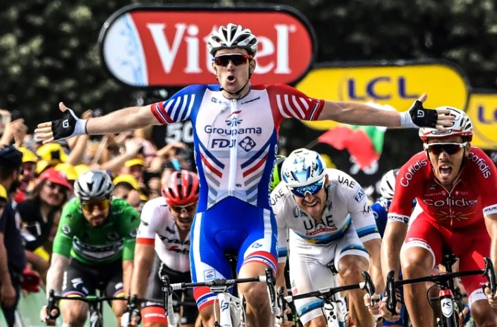 Le Français Arnaud Démare remporte au sprint la 18e étape du Tour de France, le 26 juillet 2018 à Pau 
