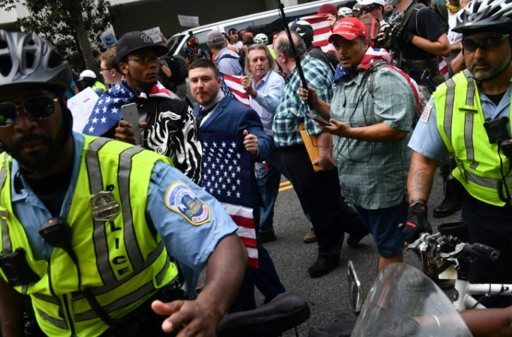 Jason Kessler, drapeau à la main lors de la manifestation néo-nazie qu'il a organisée le 12 août 2018 à Washington