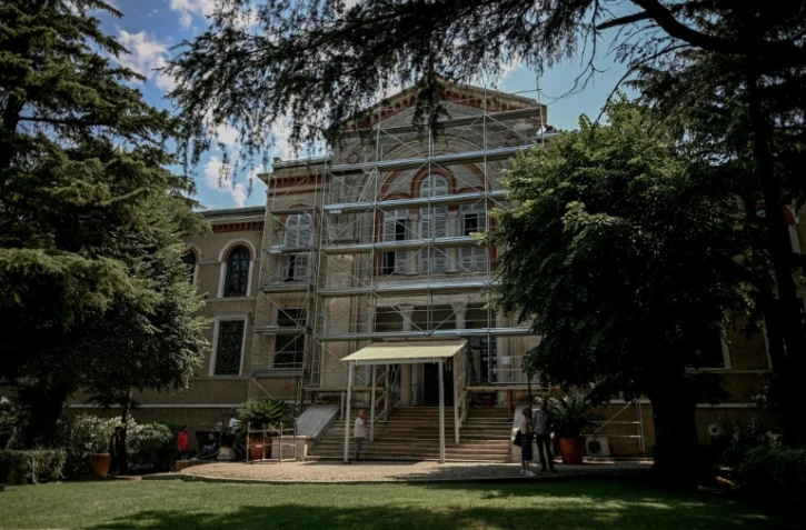 Un échafaudage sur la façade  du séminaire de Halki, ouvert au milieu du XIXe siècle, qui fut la principale école de théologie de l'Église orthodoxe orientale jusqu'à sa fermeture en 1971, le 2 juillet 2026 à Heybeliada, au large d'Istanbul