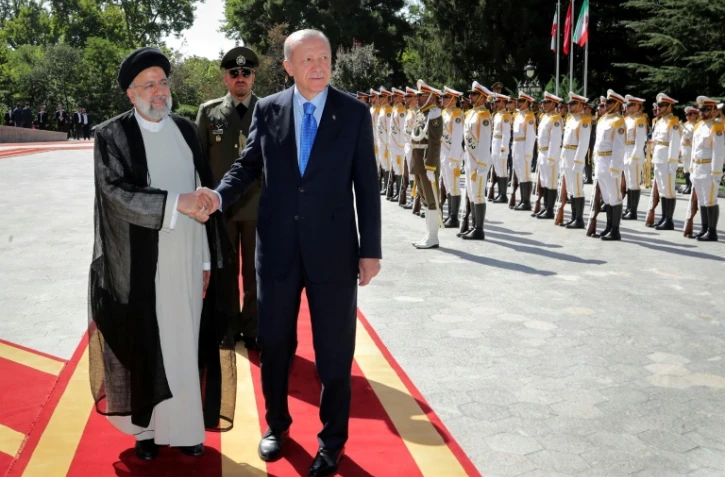 Le président iranien Ebrahim Raïssi accuillant son homologue turc Recep Tayyip Erdogan à Téhéran, le 19 juillet 2022