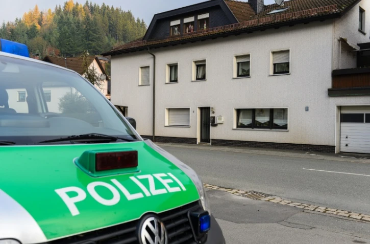 Une voiture de police le 13 novembre 2015 devant une maison à Wallenfels, où les corps de plusieurs enfants ont été trouvés 