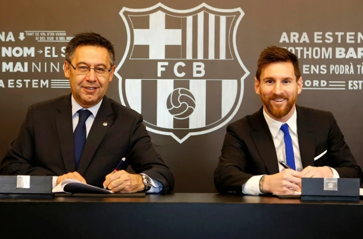 Lionel Messi avec le président du Barça Josep Maria Bartomeu, lors du renouvellement du contrat de la star, le 25 novembre 2017 au Camp Nou