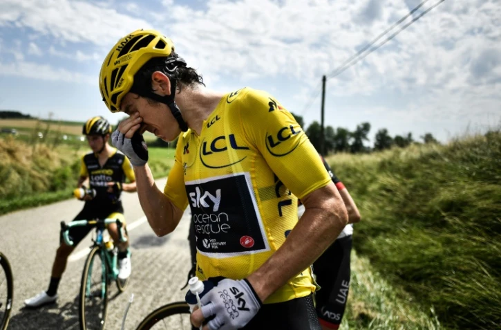 Le maillot jaune du Tour de France Geraint Thomas les yeux en larmes après des jets de gaz lacrymogène au passage du peloton, lors de la 16e étape, le 24 juillet 2018 entre Carcassonne et Bagnères-de-Luchon