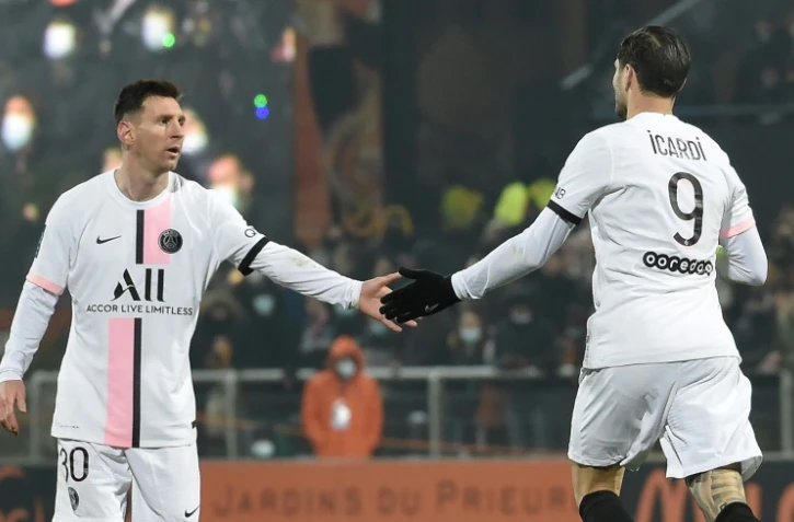 Mauro Icardi félicité par son compatriote argentin Lionel Messi(R) après son égalisation à Lorient en L1 le 22 décembre 2021