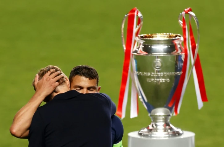 L'accolade entre Thomas Tuchel avec Thiago Silva, inconsolable, après leur défaite face au Bayern Munich en finale de la C1 à Lisbonne, le 23 août 2020