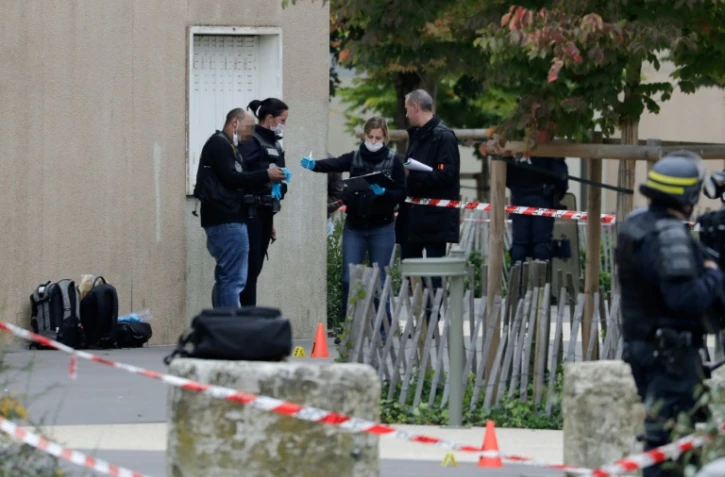 Des policiers sur les lieux où deux frères ont été grièvement blessés dans la cité de la Grande Borne à Grigny, dans l'Essonne, le 5 octobre 2017