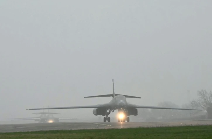 Trois bombardiers B-1 de l’US Air Force sur le tarmac de la base de la RAF de Fairford, dans le sud-ouest de l’Angleterre, le 7 mars 2026