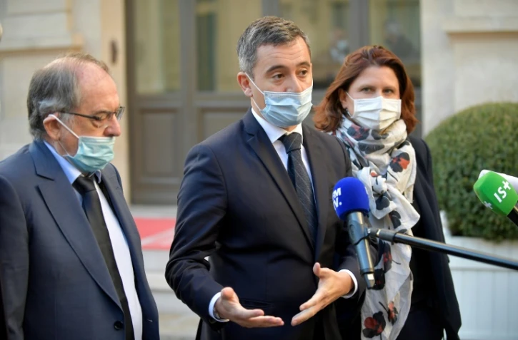 Le ministre de l'Intérieur Gérald Darmanin entouré du patron de la fédération de foot Noël Le Graët et la ministre des Sports Roxana Maracineanu, le 23 novembre 2021 à Paris 