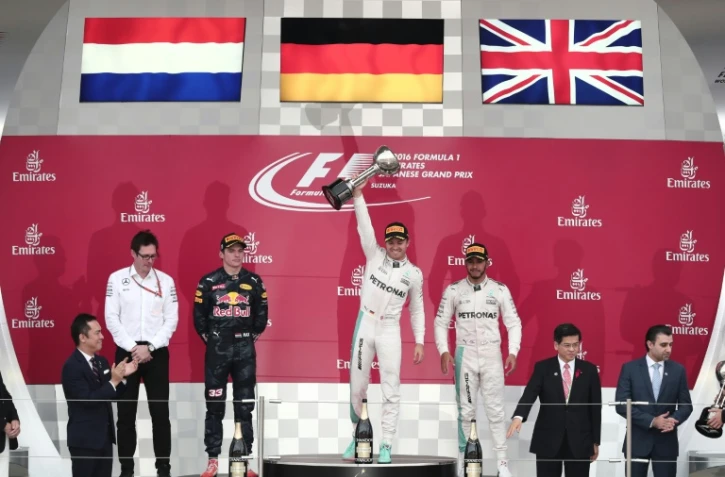 Le pilote allemand Nico Rosberg (Mercedes-AMG) brandit le trophée sur le podium après sa victoire au GP du Japon de F1 à Suzuka, le 9 octobre 2016