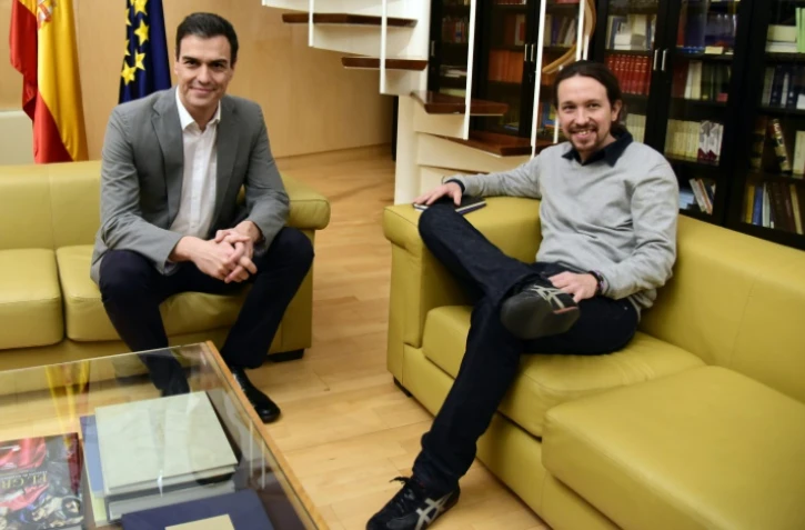 Le dirigeant socialiste Pedro Sanchez (g) et chef du parti de gauche radicale Podemos, Pablo Iglesias (d), à Madrid, le 5 février 2016