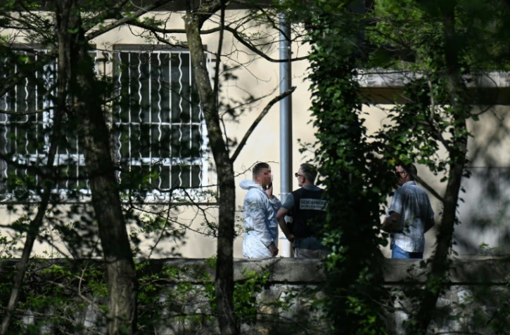 Des gendarmes et des membres de la police scientifique à la mosquée de La Grande Combe où un fidèle musulman a été tué à coups de couteau, le 25 avril 2025 dans le Gard