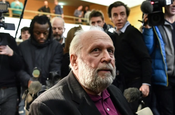 L'ex-prêtre Bernard Preynat (c) attend le début de son procès, le 13 janvier 2020 au tribunal de Lyon