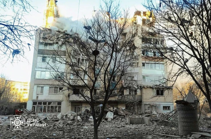 Cette photographie émanant du compte Telegram du président ukrainien Volodymyr Zelensky le 19 novembre 2025 montre des dégâts causés à un immeuble résidentiel de Ternopil par des frappes russes qui ont fait au moins dix morts dans cette ville de l'ouest de l'Ukraine
